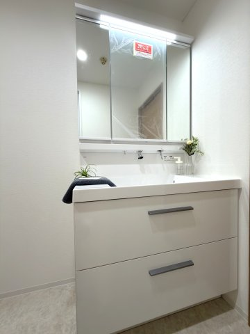 呉中央コープマンションの独立洗面台|3面鏡になる洗面化粧台です。