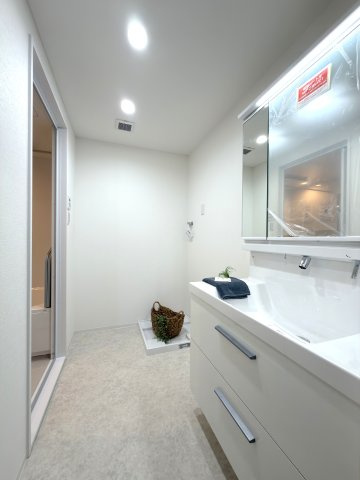 呉中央コープマンションの脱衣所|白を基調とした清潔感のある脱衣場です。
