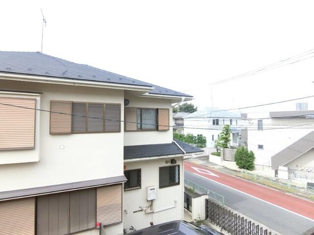 住宅に囲まれた環境です
