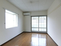 角部屋なので明るい居室です♪