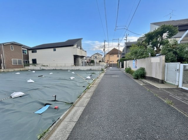 中野区上鷺宮1丁目 全3棟 1号棟の前面道路含む現地写真|上鷺宮1丁目の落ち着いた住宅地に誕生しまし
伸びやかな西側道路に面してます