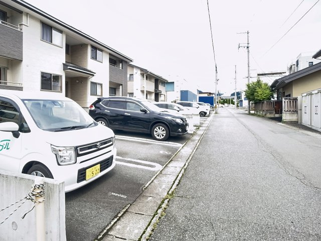 シャルム・ヴィーノBの駐車場