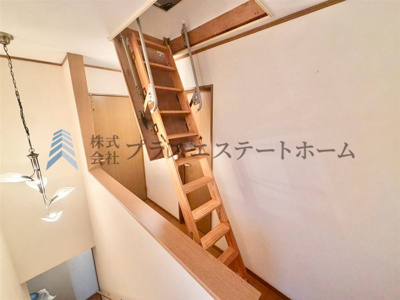 【その他】 | 長田区御屋敷通4丁目　戸建 | 屋根裏収納への収納階段です♪