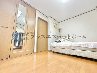 【洋室】 | 長田区御屋敷通4丁目　戸建 | 木目調のフローリング材でナチュラルな見た目のため暖かく落ち着いた雰囲気のお部屋です♪