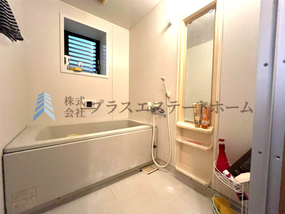 【浴室】 | 長田区御屋敷通4丁目　戸建 | 窓付きの浴室は採光、換気、開放感の向上などの多くのメリットがあります♪