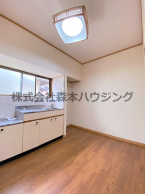 【居間・リビング】 | 　寝屋川市錦町21テラスハウス | 明るいキッチンスペースです