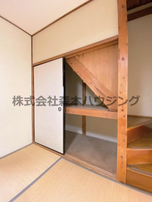 【収納】 | 　寝屋川市錦町21テラスハウス | 便利な階段下収納です