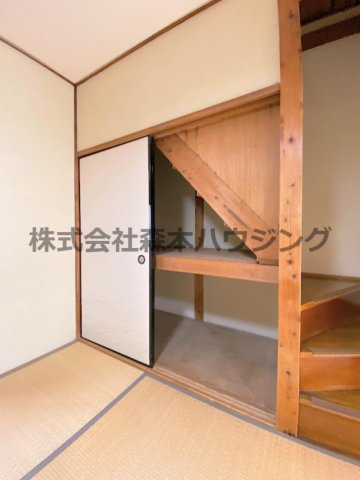 【収納】 | 　寝屋川市錦町21テラスハウス | 便利な階段下収納です