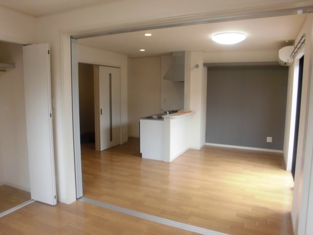 寝屋川市大利元町のアパートの居間・リビング