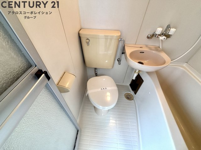 浴室内にトイレがあります☆
