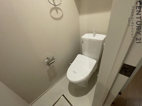温水洗浄便座付きのトイレです♪