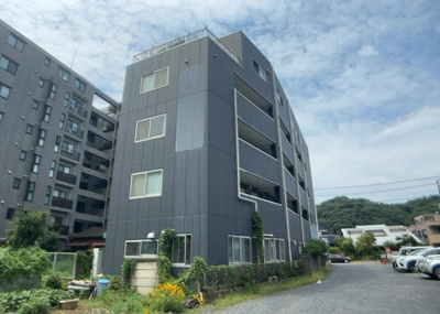 【外観】 | 高尾町事業用 | 家を建てる場合、方位は要チェックです。現実的に日当たりのよい家ならばリビングは南側、建築基準法でも北側に当たる家への配慮は求められています。土地を見学に行く際は、方位磁針を持って行くようにしましょう。