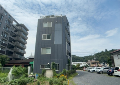 【外観】 | 高尾町事業用 | 土地を買う際、住む地域の自治体や福祉の補助制度にも注目してみましょう。子供や老人の医療補助やゴミ出しのルールなど、自治体によってルールに大きな違いがあるため、暮らしやすい土地で判断するとよいでしょう。