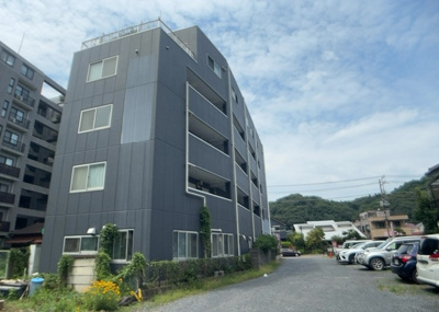 【外観】 | 高尾町事業用 | 土地の前の道路に消火栓が設置されていることがあります。この場合、道路交通法第45条第1項により、駐車禁止の場所が指定されています。そのため、車庫などの駐車スペースをつくることができない場合があります。