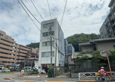 【外観】 | 高尾町事業用 | 現地に行くなら、物件の周囲の地形がどうなっているかを見ることも大切です。周辺より低くなっている土地では、大雨などで水が集まりやすいため、地盤が弱くなっているということも考えられるため、注意が必要です。
