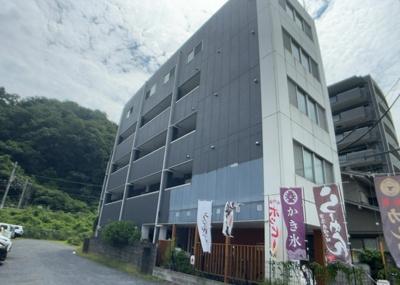 【外観】 | 高尾町事業用 | 隣家の土地はどうなっているのか、生活利便施設が近くにあるのか、学校まで近いかなど、お客様のライフスタイルにあわせたイメージが重要です。また、近くにあると困る施設が近くにないかも確認するといいでしょう。