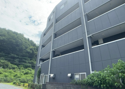 【外観】 | 高尾町事業用 | 人が暮らすうえで日光は大切な要素となります。日当たりの良さは譲れないポイントですね。併せて近くに大きな建築物の建築予定がないか、あるいはそれが可能な土地が近くにないか事前に確認することもお勧めします。