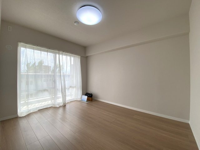 モアコート志木の洋室|洋室5.2帖
間取り図左下の約5.2帖の洋室です。バルコニーに面した明るい空間で、大型のウォークインクローゼット（WIC）が隣接しており、収納力に優れています。