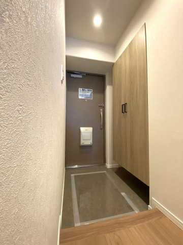 モアコート志木の玄関|玄関
住まいの顔となる清潔感あふれる玄関スペース。シューズボックス完備でご家族全員の靴をすっきり収められます。人感センサー等で毎日の帰宅も安心です。