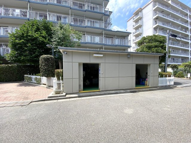 モアコート志木のその他共用部分|ゴミ捨て場
居住者専用の「敷地内ゴミ置場」完備。曜日ごとのルールに合わせてスムーズに出せるため、悪天候の日や忙しい朝のゴミ出しもストレスなく行えます。