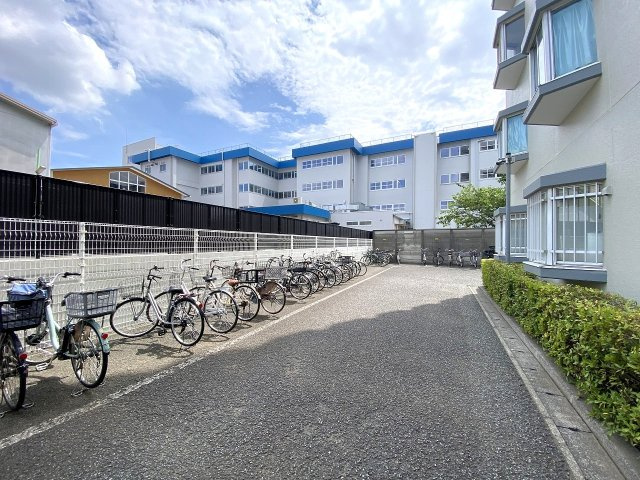 モアコート志木の駐輪場|駐輪場
敷地内には屋根付きの駐輪場を完備。駅や近隣のスーパー、公園などへのお出かけ、通勤・通学、お子様の自転車の置き場として大活躍します。