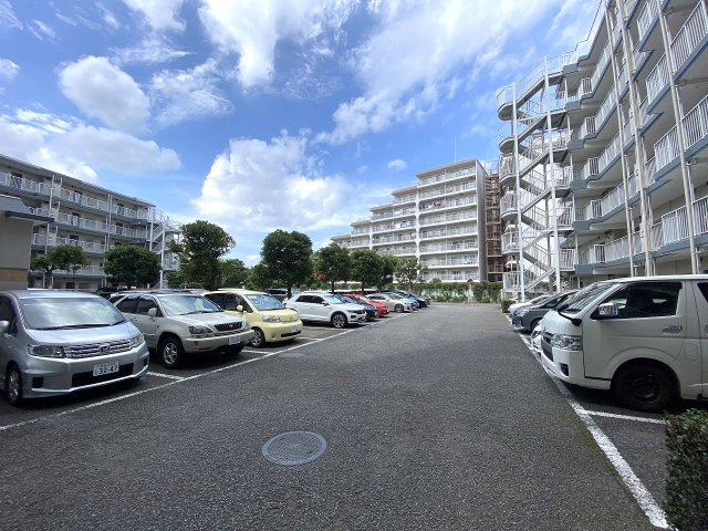 モアコート志木の駐車場|駐車場
敷地内に平面駐車場を完備（月額15,000円）。お車をお持ちのご家族にも安心の環境で、お買い物帰りやお出かけ時の荷物の出し入れもスムーズです。