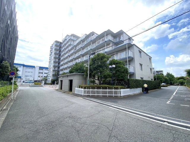 モアコート志木の外観|外観
総戸数176戸のビッグコミュニティ「モアコート志木」。安心のSRC・RC造10階建てマンションです。手入れの行き届いた管理体制で、落ち着いた暮らしが叶います。