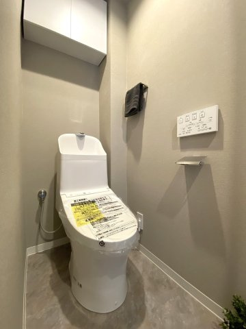 モアコート志木のトイレ|トイレ新規交換
トイレ設備新規交換済み！温水洗浄便座付きで毎日気持ちよくお使いいただけます。クロスも貼り替えられており、清潔感のある明るい空間に仕上がっています。