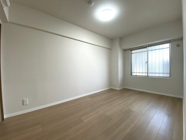 モアコート志木の子供部屋|洋室6.3帖　
間取り図左上の約6.3帖の洋室。大きな収納を備えており、主寝室や子供部屋としてゆったりお使いいただけます。シンプルな内装でお好みの家具が映えます。