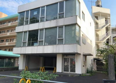 【外観】 | 富士見事業用 | 土地の形が極端に長細かったり、狭小地、あるいは道路との高低差がある傾斜地だった場合、後々売ろうとしても買い手がつかない場合もあります。後々、売却することになった時に価値の下がらない土地を選びましょう。