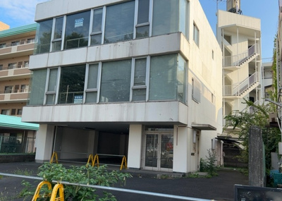 【外観】 | 富士見事業用 | 家を建てる場合、方位は要チェックです。現実的に日当たりのよい家ならばリビングは南側、建築基準法でも北側に当たる家への配慮は求められています。土地を見学に行く際は、方位磁針を持って行くようにしましょう。