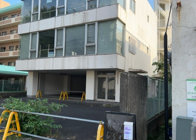 【外観】 | 富士見事業用 | 現地に行くなら、物件の周囲の地形がどうなっているかを見ることも大切です。周辺より低くなっている土地では、大雨などで水が集まりやすいため、地盤が弱くなっているということも考えられるため、注意が必要です。