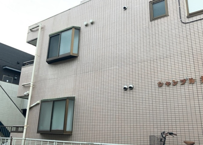 【外観】 | シャンプル井上 | 家を建てる場合、方位は要チェックです。現実的に日当たりのよい家ならばリビングは南側、建築基準法でも北側に当たる家への配慮は求められています。土地を見学に行く際は、方位磁針を持って行くようにしましょう。