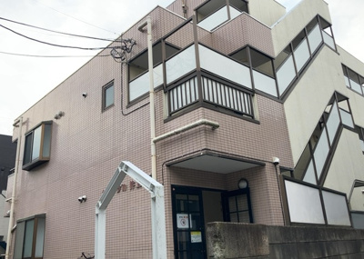 【外観】 | シャンプル井上 | 現地に行くなら、物件の周囲の地形がどうなっているかを見ることも大切です。周辺より低くなっている土地では、大雨などで水が集まりやすいため、地盤が弱くなっているということも考えられるため、注意が必要です。