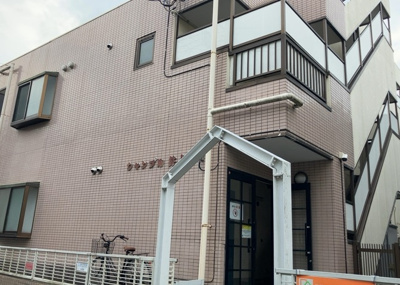 【外観】 | シャンプル井上 | 隣家の土地はどうなっているのか、生活利便施設が近くにあるのか、学校まで近いかなど、お客様のライフスタイルにあわせたイメージが重要です。また、近くにあると困る施設が近くにないかも確認するといいでしょう。