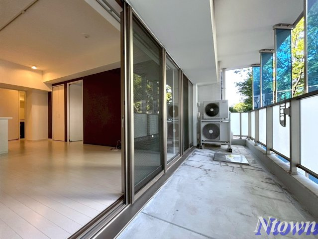 【バルコニー】 | FIRST RESIDENCE SAKAE(ファーストレジデンス栄) | バルコニーからの眺めを楽しみながら食事をしませんか