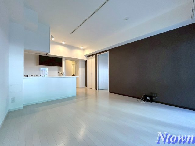 【居間・リビング】 | FIRST RESIDENCE SAKAE(ファーストレジデンス栄) | こちらのリビングで趣味の時間をお楽しみください