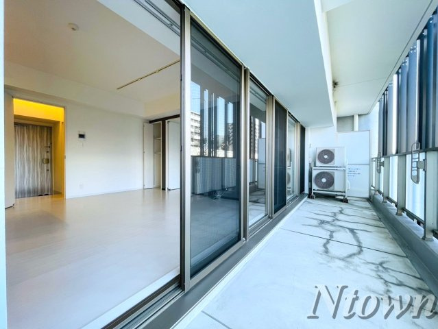 【バルコニー】 | FIRST RESIDENCE SAKAE(ファーストレジデンス栄) | バルコニーからの眺めを楽しみながら食事をしませんか