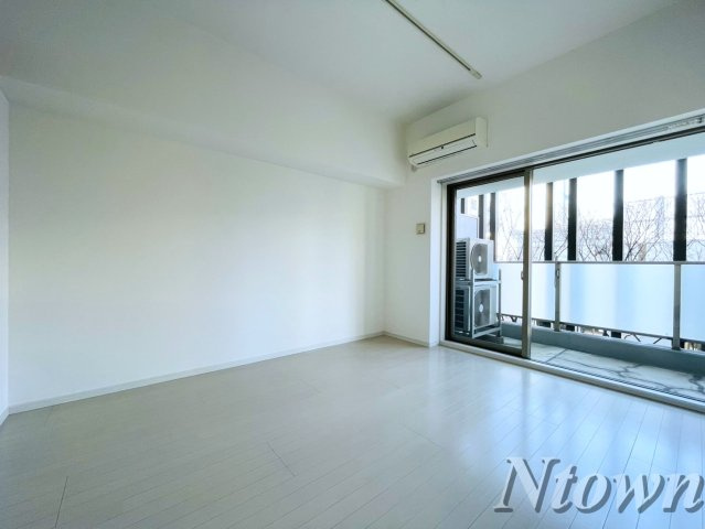 【洋室】 | FIRST RESIDENCE SAKAE(ファーストレジデンス栄) | ゆったりした洋室です