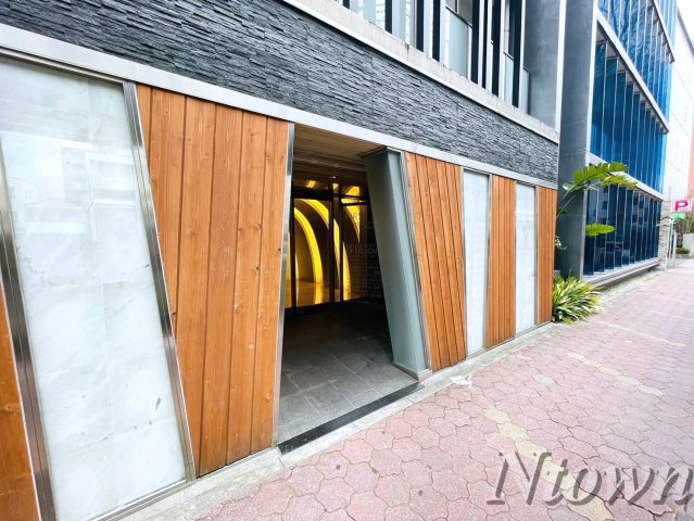 【エントランス】 | FIRST RESIDENCE SAKAE(ファーストレジデンス栄) | エントランスです