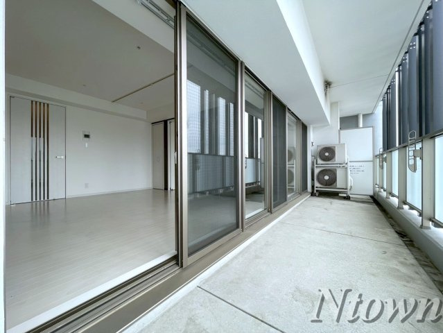 【バルコニー】 | FIRST RESIDENCE SAKAE(ファーストレジデンス栄) | 外からの目が気にならないバルコニーで洗濯物が干せます