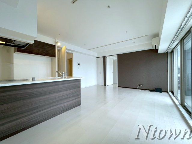 【居間・リビング】 | FIRST RESIDENCE SAKAE(ファーストレジデンス栄) | こちらの居間で趣味の時間をお楽しみください