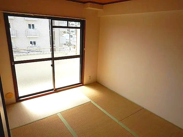 信和マンションの居間・リビング