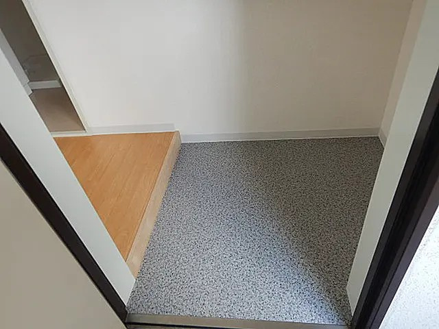 信和マンションの玄関