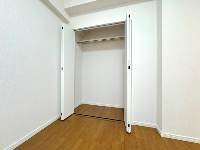 コスモ浦和常盤の収納|収納
お部屋をすっきり保てる収納スペース。衣類や日常の荷物を効率よく整理整頓でき、住空間を広く使えます。