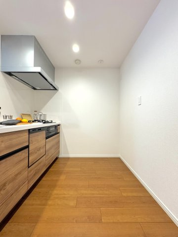 コスモ浦和常盤のキッチン|キッチン幅
調理スペースがしっかり確保された使いやすいシステムキッチン。効率よく家事をこなせる工夫が詰まっています。