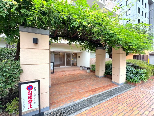 コスモ浦和常盤|エントランスの入り口
綺麗に管理されたマンションのエントランスアプローチ。住まう人や訪れる人を心地よく出迎える上質な雰囲気です。