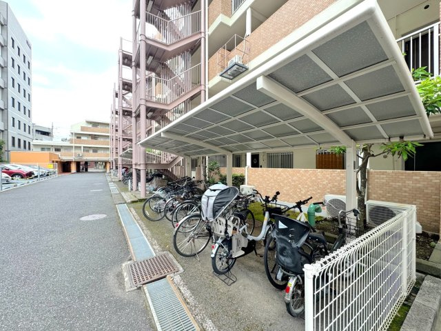 コスモ浦和常盤の駐輪場|駐輪場
敷地内に整備された駐輪場スペース。屋根付きのため大切な自転車を雨風から守り、快適に保管できます。