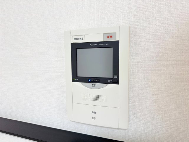 コスモ浦和常盤のセキュリティ|TVモニター付きインターホン
室内から訪問者を確認できるTVモニター付きインターホン。防犯面に配慮されており、安心してお過ごしいただけます。
