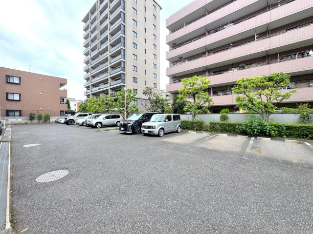 コスモ浦和常盤の駐車場|駐車場
敷地内の便利な駐車場スペース。マイカーをお持ちの方に嬉しい環境が整っており、日々の移動も快適です。